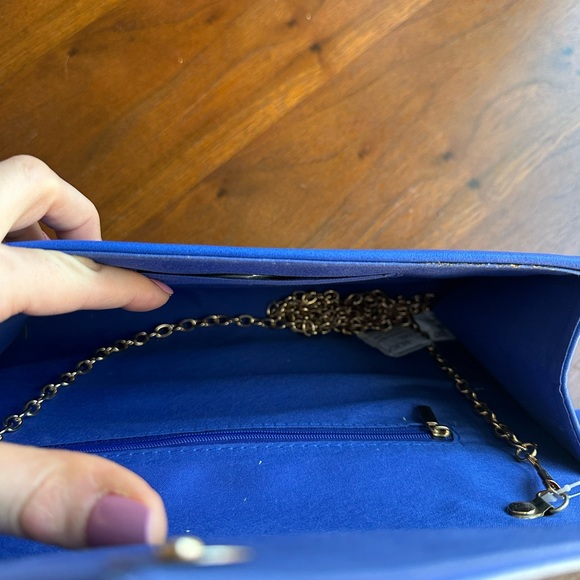 Envelope purse with detachable gold tone chain. - Picture 4 of 4